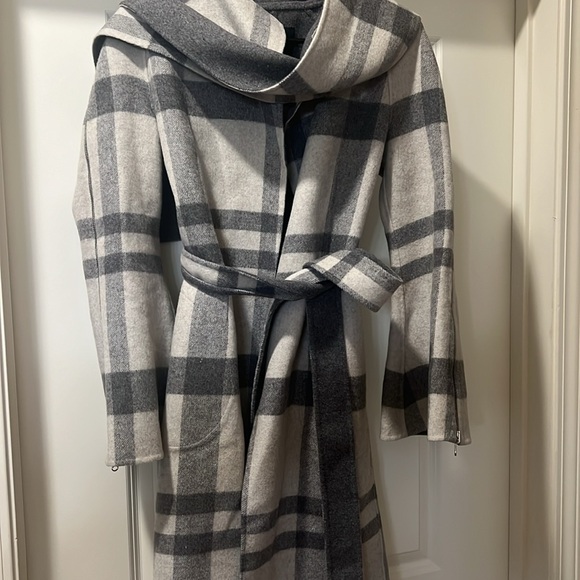 NWT Intermix Grant plaid coat. Size petite - Picture 4 of 6